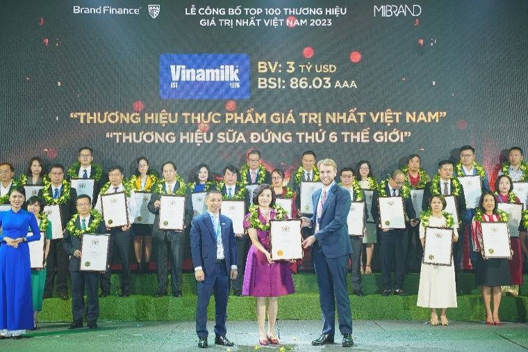 Bà Bùi Thị Hương, Giám đốc Điều hành, đại diện Vinamilk đón nhận các chứng nhận từ Brand Finance - Ảnh: Mibrand.