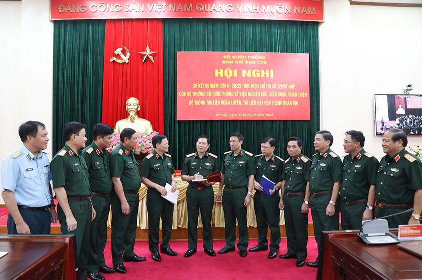 Thượng tướng Nguyễn Tân Cương trao đổi với các đại biểu dự Hội nghị sơ kết 5 năm thực hiện Chỉ thị 126/CT-BQP. 
