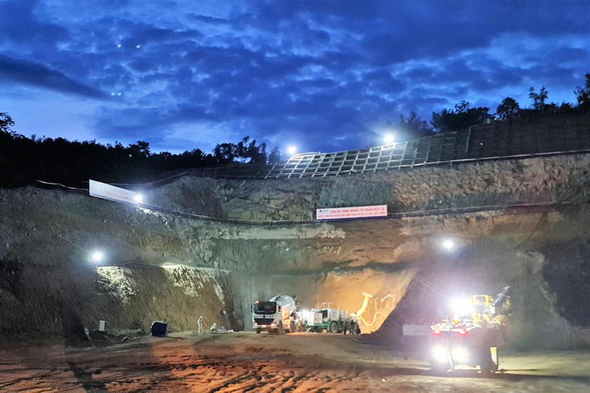Thi công ca đêm tại hạng mục hầm Tuy An - điểm găng dự án cao tốc Chí Thạnh – Vân Phong.