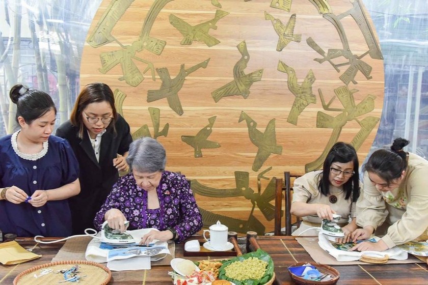 Phu nhân Thủ tướng Việt Nam và Singapore trải nghiệm làm tranh ghép vải ở làng lụa Vạn Phúc (Ảnh:Anninhthudo).