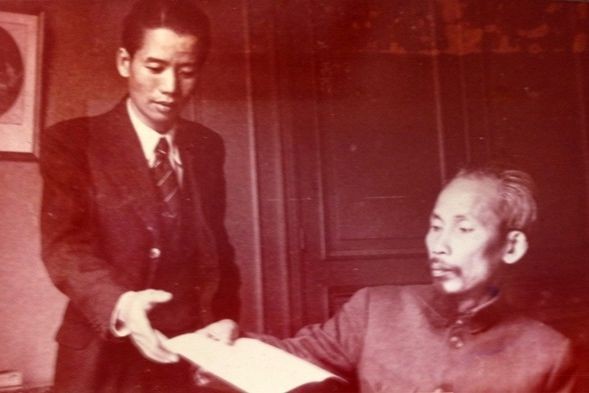 Luật sư Vũ Trọng Khánh (bên trái), Bộ trưởng Bộ Tư pháp đầu tiên được Chủ tịch Hồ Chí Minh tin tưởng giao nhiệm vụ khởi thảo Hiến pháp nước Việt Nam Dân chủ Cộng hòa năm 1946. (Ảnh: TLGĐ)