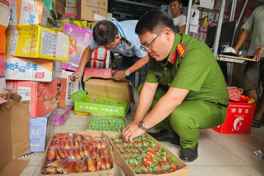 Lực lượng QLTT Hà Nội tiến hành kiểm tra đột xuất tại hộ kinh doanh chế biến nông sản tại thôn Chùa Tổng, xã La Phù, huyện Hoài Đức, TP Hà Nội. (Ảnh: Cục QLTT Hà Nội)
