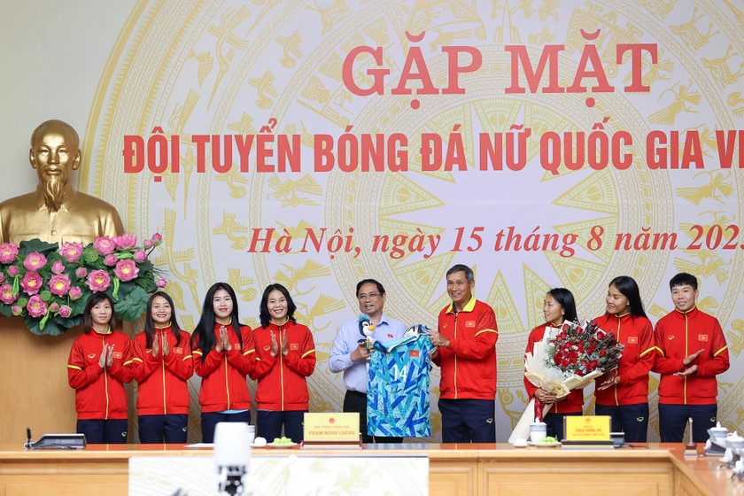 Đội tuyển bóng đá nữ quốc gia Việt Nam tặng Thủ tướng Phạm Minh Chính các món quà lưu niệm. (Ảnh: VGP/Nhật Bắc)