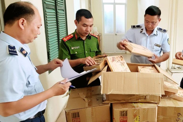 Lực lượng QLTT Hà Nội bắt giữ bánh Trung thu nhập lậu tại điểm tập kết hàng hóa tại số 934 Bạch Đằng. (Ảnh: Cục QLTT Hà Nội).