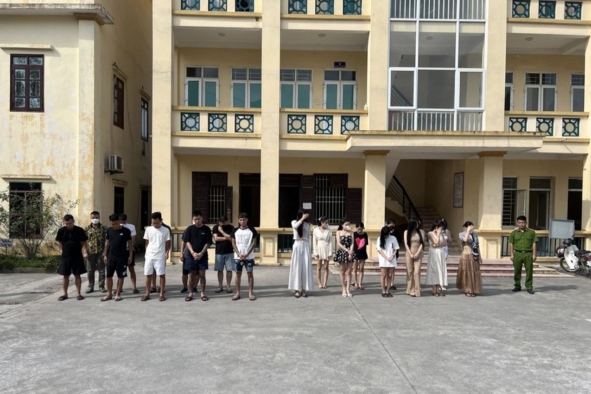 Nhóm nam nữ "bay lắc" tại nhà nghỉ Rolex (Hưng Yên) được đưa về cơ quan công an. (Ảnh: Công an tỉnh Hưng Yên).