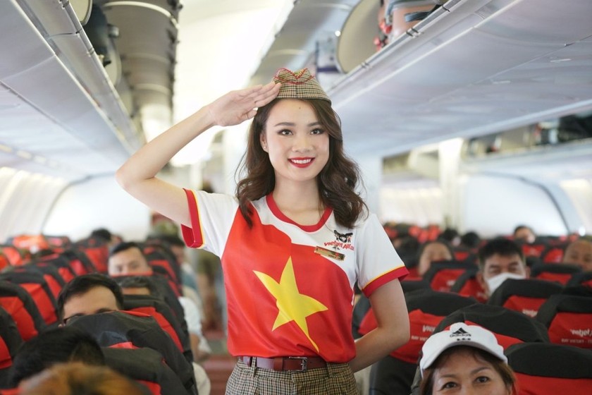 Trang phục cờ đỏ sao vàng của tiếp viên Vietjet.