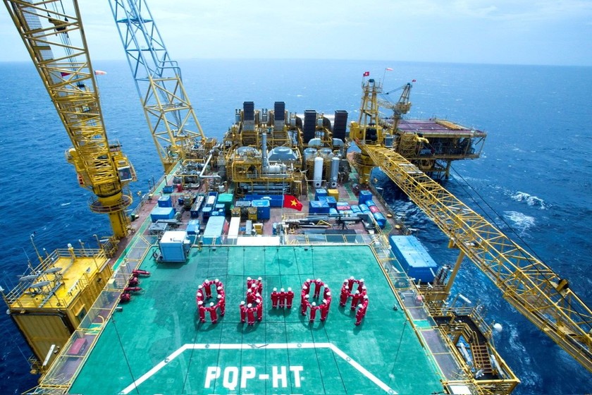 Các kỹ sư, người lao động trên cụm giàn Hải Thạch - Mộc Tinh xếp hình chào mừng ngày thành lập Petrovietnam. (Nguồn ảnh: PVN)