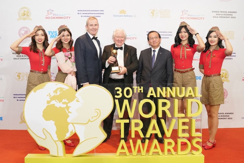 Ông Graham Cooke (giữa), nhà sáng lập và chủ tịch World Travel Awards trao cúp kỷ niệm cho lãnh đạo Vietjet: Phó Tổng giám đốc Michael Hickey và Phó Tổng giám đốc Đỗ Xuân Quang .