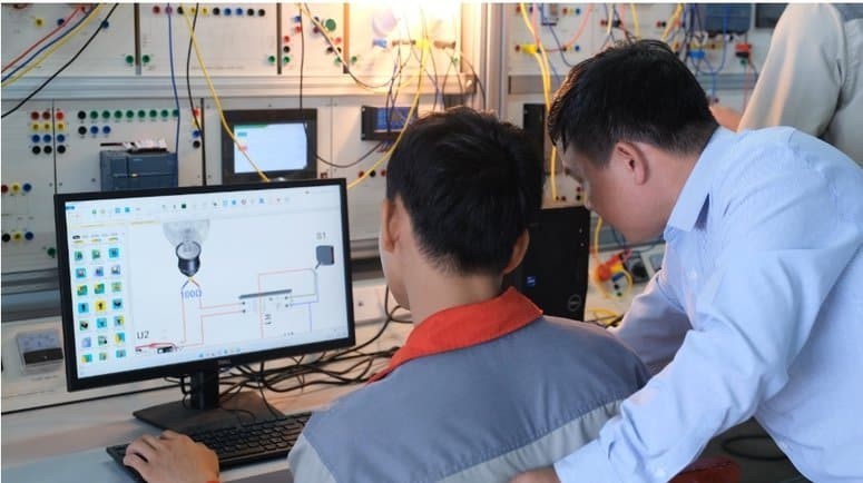 Sinh viên thực hành với phần mềm mô phỏng các hệ thống điện trên máy tính. Nguồn TCGDNN