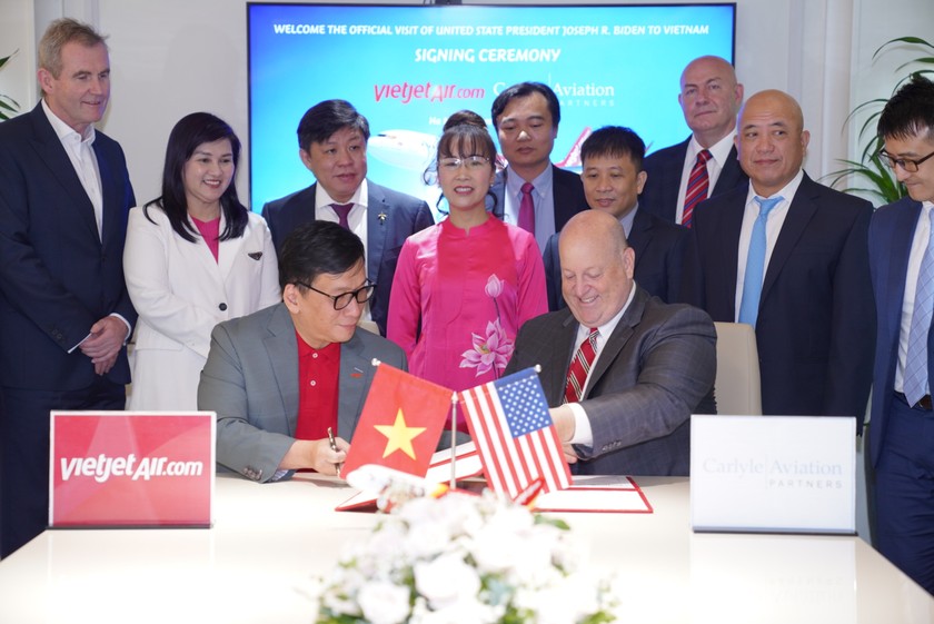 Tổng giám đốc Vietjet Đinh Việt Phương (trái) và ông Robert Korn, Chủ tịch Carlyle Aviation Partners cùng ký kết thoả thuận tài trợ tàu bay trị giá 550 triệu USD tại Hà Nội.