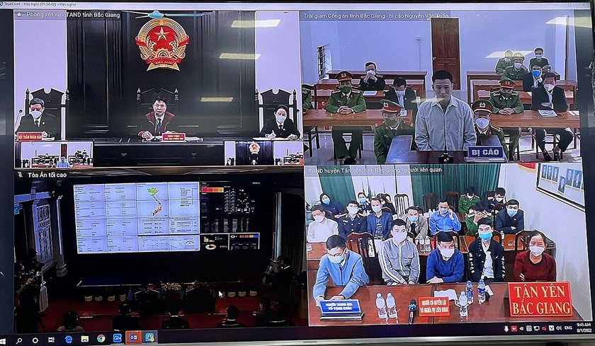 Phiên tòa trực tuyến tại Bắc Giang với 3 điểm cầu. (Ảnh: Vnexpress)