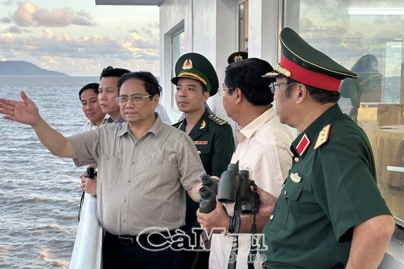 Thủ tướng Chính phủ Phạm Minh Chính khảo sát thực tế tình hình sạt lở tại một số địa phương. (Ảnh do Bộ đội Biên phòng cung cấp) 