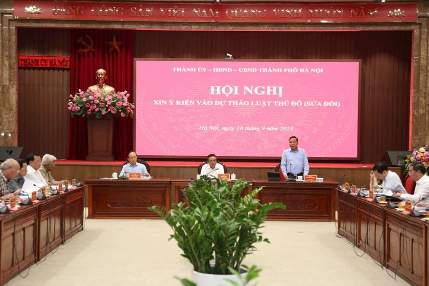 Hội nghị diễn ra tại trụ sở Thành ủy Hà Nội. Trong ảnh, Phó Bí thư Thành ủy Nguyễn Văn Phong giới thiệu chương trình hội nghị.