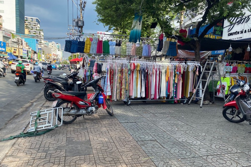 Sử dụng vỉa hè làm nơi kinh doanh quần áo trên đường Cách Mạng Tháng Tám (phường 6, quận Tân Bình).