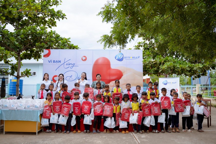 Quỹ tương lai i9 trao tặng nhiều phần quà ý nghĩa đến các em học sinh có hoàn cảnh khó khăn tại một vùng quê nghèo thuộc tỉnh Ninh Thuận.