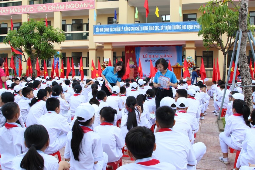 Bảo hiểm xã hội Hà Tĩnh ra quân tuyên truyền bảo hiểm y tế học sinh tại các trường học.