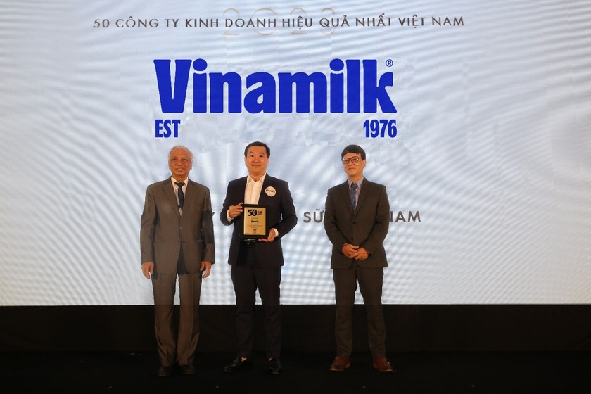 Ông Đỗ Thanh Tuấn - Giám đốc Đối ngoại Vinamilk - nhận danh hiệu Top 50 Công ty kinh doanh hiệu quả nhất Việt Nam.
