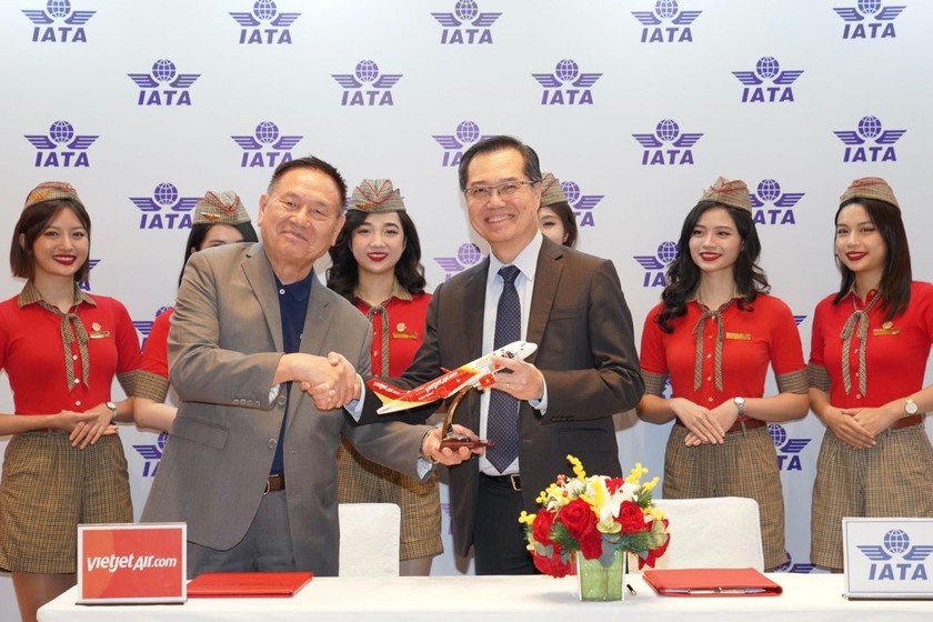 Ông Philip Goh - Phó Chủ tịch IATA khu vực Châu Á - Thái Bình Dương và Phó Tổng giám đốc Vietjet, Chủ tịch Học viện Hàng không Vietjet, ông Lương Thế Phúc (trái) ký kết hợp tác đưa Học viện Hàng không Vietjet tham gia mạng lưới đào tạo quốc tế của IATA.