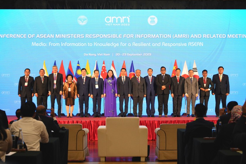Phó Chủ tịch nước Võ Thị Ánh Xuân (thứ bảy từ trái sang) cùng các Bộ trưởng Thông tin ASEAN chụp lưu niệm. (Ảnh: PV)