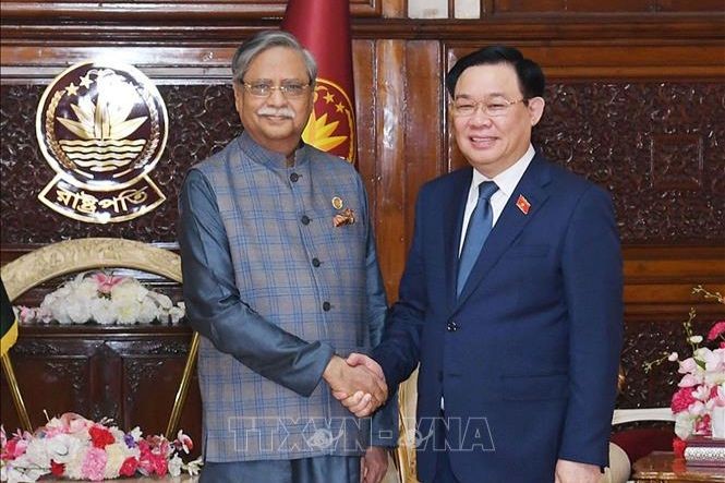 Tổng thống Bangladesh Mohammed Shahabuddin và Chủ tịch Quốc hội Vương Đình Huệ. (Ảnh TTXVN)
