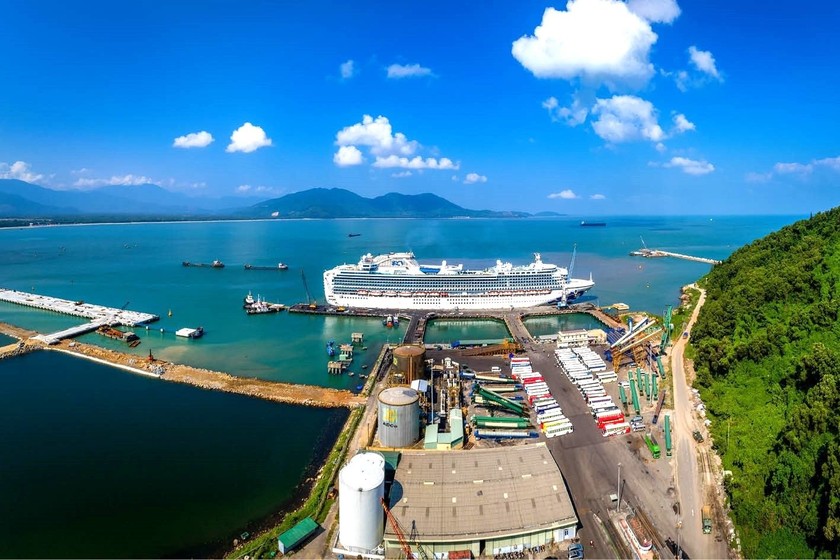 Thời gian qua, nhiều tàu biển hạng sang cập cảng biển Chân Mây chở theo hàng trăm ngàn lượt khách quốc tế đến với Thừa Thiên Huế. 