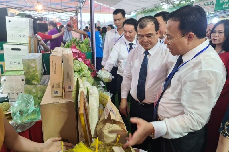 Phó Chủ tịch UBND tỉnh Nguyễn Minh Hùng cùng lãnh đạo TP Chí Linh thăm các gian hàng trưng bày sản phẩm OCOP.