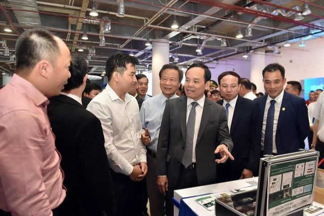 Phó Thủ tướng Trần Lưu Quang thăm các gian hàng tại sự kiện Kết nối công nghệ và đổi mới sáng tạo Việt Nam năm 2023.