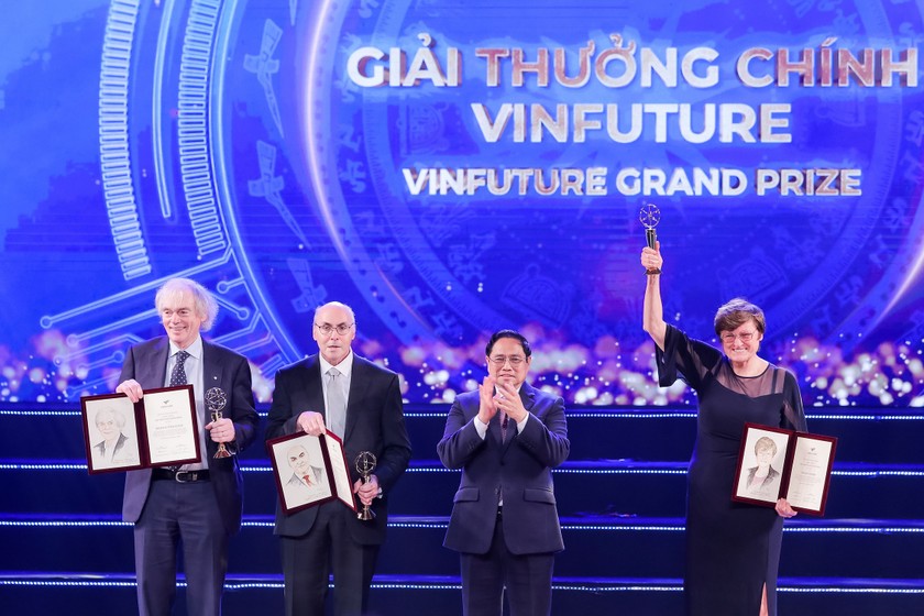 GS. Katalin Kariko và TS. Drew Weissman nhận Giải thưởng Chính VinFuture mùa đầu tiên, tháng 1/2022.