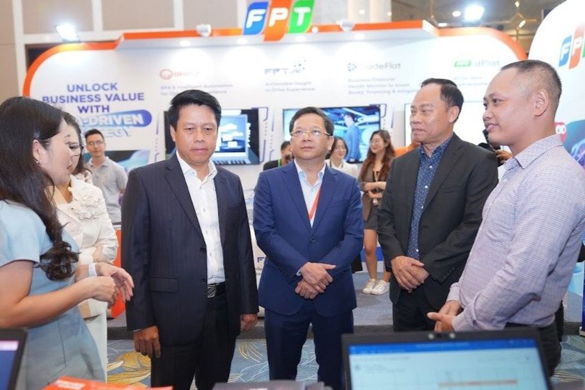 Phó Thống đốc Ngân hàng Nhà nước Việt Nam Phạm Tiến Dũng cùng các đại biểu thăm quan triển lãm Smart Banking 2023. (Ảnh: PV)