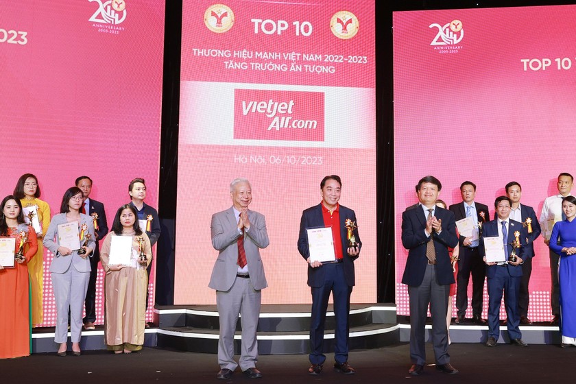 Ông Nguyễn Anh Tuấn - Phó Chủ tịch HĐQT Vietjet (thứ hai từ phải sang) nhận giải thưởng. (Ảnh: H.T)