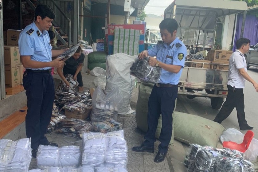 Lực lượng chức năng kiểm tra hàng hóa vi phạm tại hộ kinh doanh trên địa bàn thị trấn Thổ Tang, huyện Vĩnh Tường, tỉnh Vĩnh Phúc.