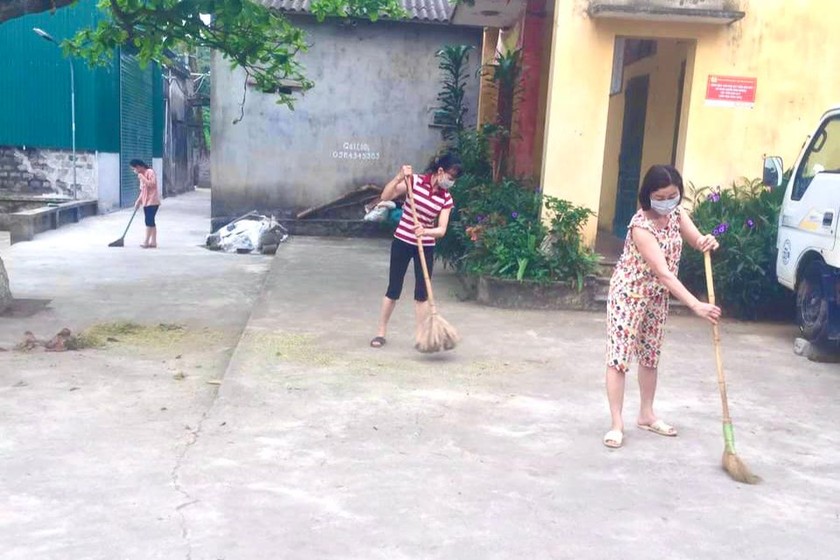 Phụ nữ tham gia vệ sinh để nhà sạch, ngõ sạch.