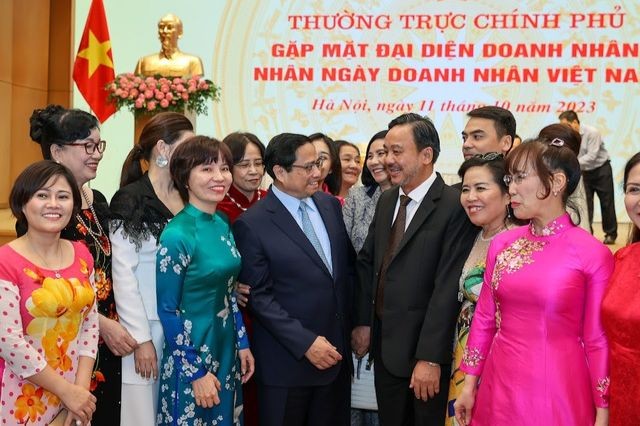 Thủ tướng Phạm Minh Chính trò chuyện với các doanh nhân. (Ảnh: VGP).