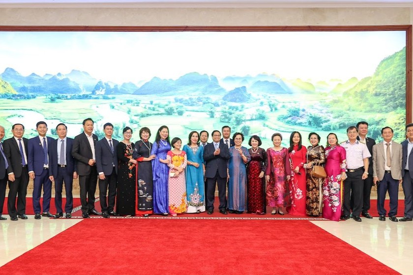 Thủ tướng Chính phủ Phạm Minh Chính chụp ảnh với các doanh nhân, đại biểu tham dự buổi gặp mặt với đại diện giới doanh nhân Việt Nam. (Ảnh: CP)