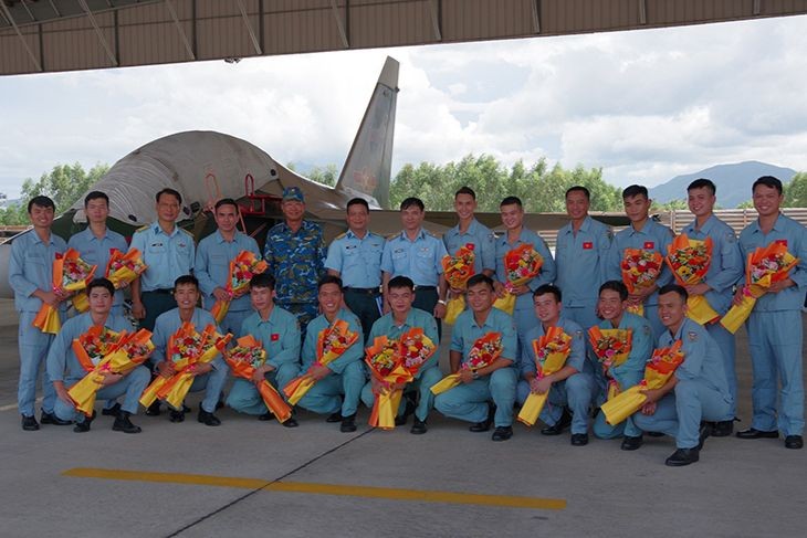 Lãnh đạo Quân chủng và lãnh đạo, chỉ huy Trường Sĩ quan không quân tặng hoa các phi công E940 sau khi hoàn thành nhiệm vụ. (Ảnh: Quân chủng PK-KQ)