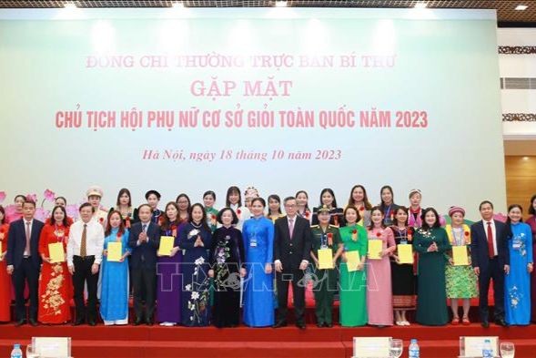 Thường trực Ban Bí thư, Trưởng Ban Tổ chức Trung ương Trương Thị Mai với các chủ tịch hội phụ nữ cơ sở giỏi toàn quốc năm 2023.