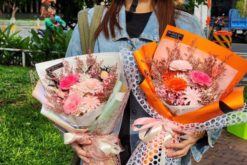 Những bó hoa được làm từ vảy cá "chiếm sóng" thị trường quà tặng dịp Lễ 20/10 năm nay.