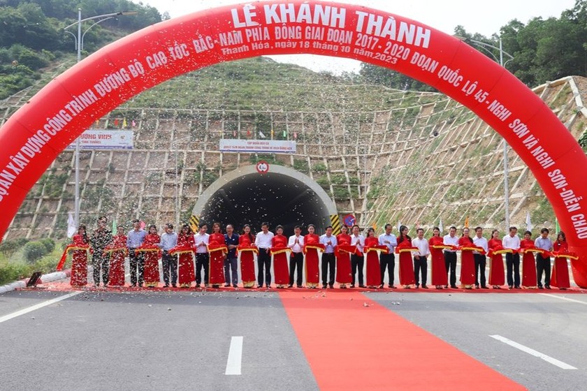 Phó Thủ tướng Chính phủ Trần Hồng Hà cùng các đồng chí lãnh đạo Trung ương và lãnh đạo các địa phương đã chính thức cắt băng khánh thành công trình đường bộ cao tốc Bắc - Nam phía Đông, giai đoạn 2017 - 2020, đoạn Quốc lộ 45 - Nghi Sơn và Nghi Sơn – Diễn Châu.