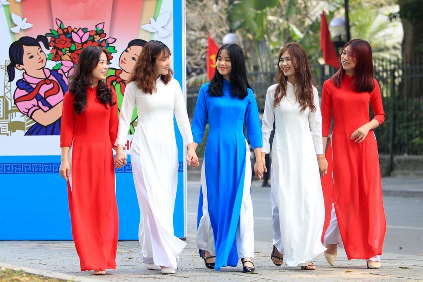 Áo dài tôn vinh vẻ đẹp của phụ nữ Việt Nam. Ảnh minh họa. (Nguồn Báo KTĐT) 