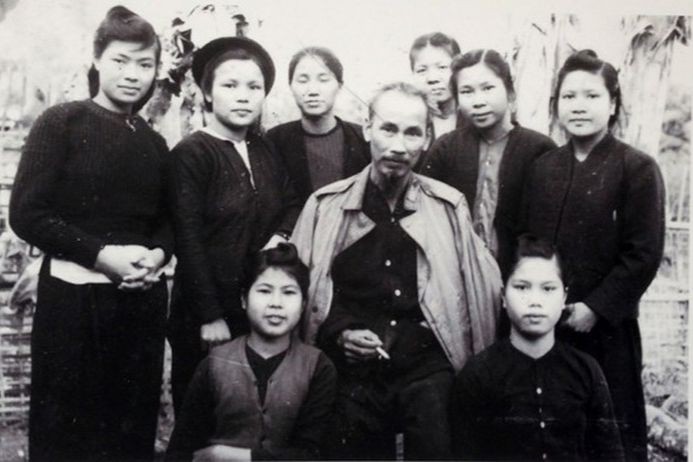 Chủ tịch Hồ Chí Minh với các cán bộ cơ quan Trung ương Hội Liên hiệp Phụ nữ Việt Nam ở Việt Bắc, tháng 2/1949. (Ảnh tư liệu).