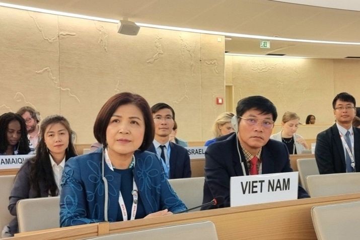 Đại sứ Lê Thị Tuyết Mai cùng các thành viên Đoàn Việt Nam tham gia Khóa họp 54 Hội đồng nhân quyền LHQ. (Ảnh: Phái đoàn Việt Nam tại Geneva).
