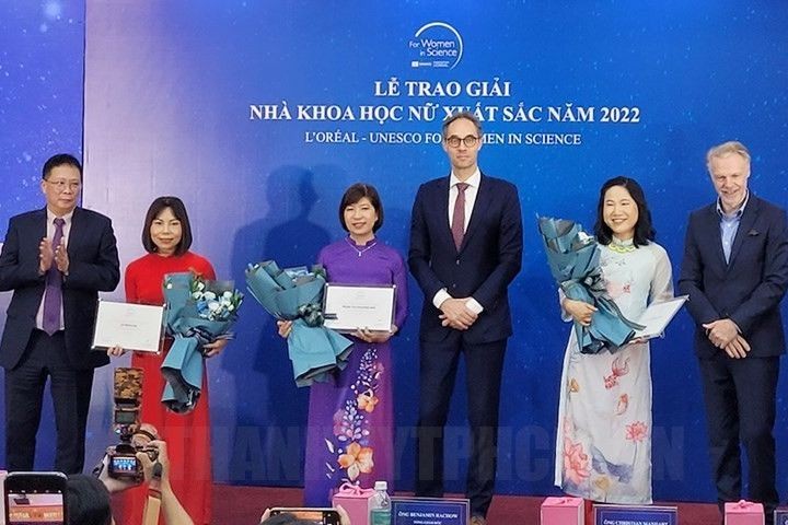 Giải thưởng nhà khoa học nữ xuất sắc năm 2022 đã được trao cho 3 nhà khoa học nữ Việt Nam có các đề án nghiên cứu tiềm năng vì sức khỏe và lợi ích cho cộng đồng. (Ảnh: L’Oreal).