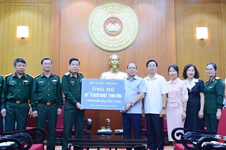 Trung tướng Nguyễn Văn Gấu trao 1 tỷ đồng của Bộ Quốc phòng ủng hộ Quỹ Vì người nghèo Trung ương. 