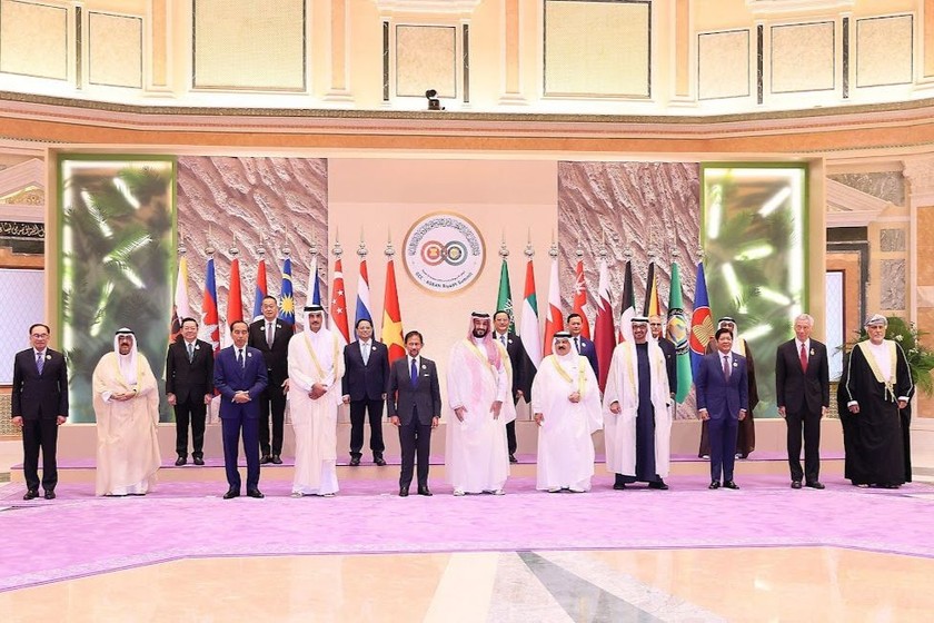 Thủ tướng, Hoàng Thái tử Ả rập Xê-út Mohammed bin Salman đón Thủ tướng Phạm Minh Chính và các trưởng đoàn dự Hội nghị. (Ảnh: VGP) 