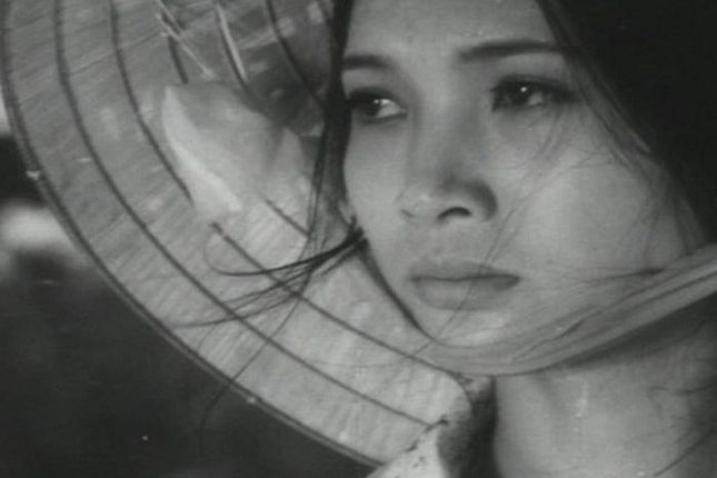 NSƯT Lê Vân vai người vợ trẻ mất chồng trong bộ phim Bao giờ cho đến tháng 10. (Ảnh: tư liệu Cục Điện ảnh)