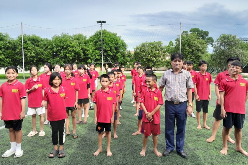 Ông Nguyễn Hồng Sơn cùng các trẻ em tại Làng trẻ em mồ côi Hà Tĩnh. (Ảnh: NVCC).