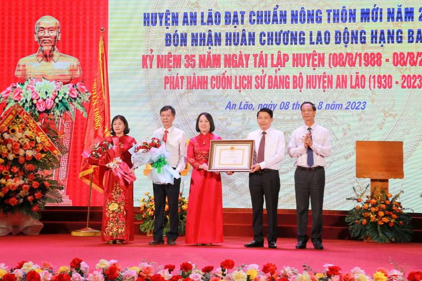 Huyện An Lão đón nhận Bằng công nhận huyện đạt chuẩn nông thôn mới.