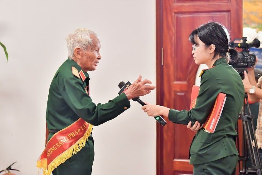 Trung tướng Nguyễn Quốc Thước trả lời phỏng vấn tại Lễ vinh danh “Gương sáng Pháp luật”. (Ảnh: PV)