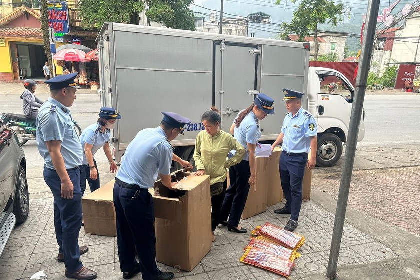 Lực lượng QLTT tỉnh Hà Giang tiến hành khám xét phương tiện vận chuyển mang biển số 99C- 238.73.
