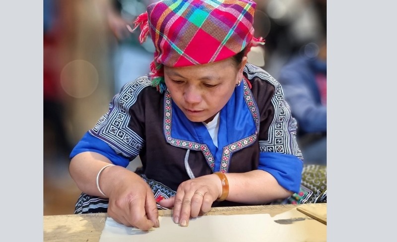 Chị Lý Thị Ninh, Tổ trưởng Tổ hợp tác Thêu dệt thổ cẩm truyền thống dân tộc Mông xã Chế Cu Nha. (Ảnh PV)